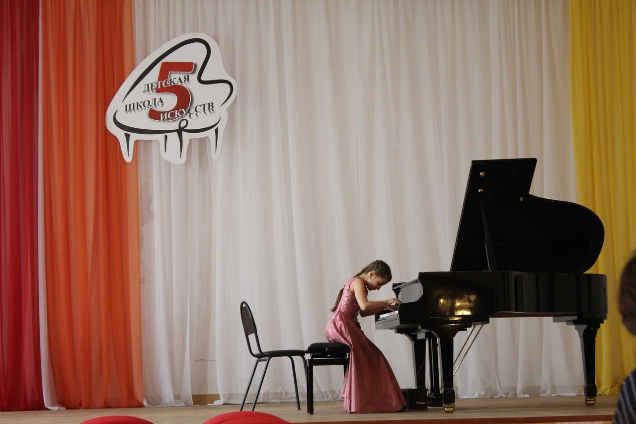 Девочка играет на рояле в зале ДШИ 5 Энгельс