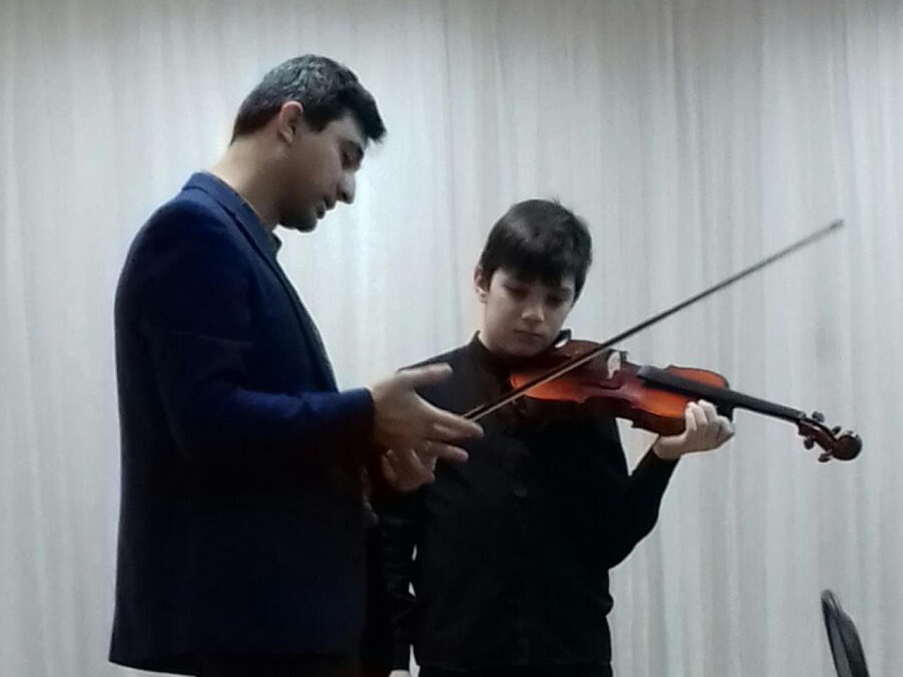 Бадалян Месроп на мастер-классе по игре на скрипке